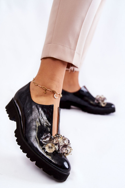 Damenschuhe mit Ornamenten und... Damenschuhe mit Ornamenten und...
