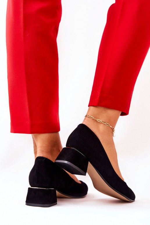 Damenschuhe aus schwarzem Wildleder Damenschuhe aus schwarzem Wildleder
