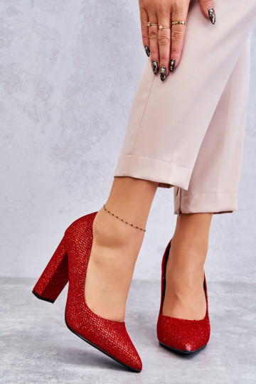 Glänzend rote Schuhe mit...