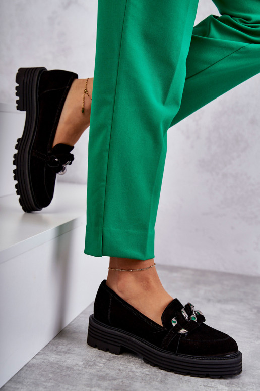 Schwarze Schuhe aus Wildleder von... Schwarze Schuhe aus Wildleder von...