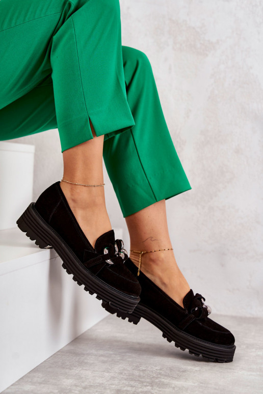 Schwarze Schuhe aus Wildleder von... Schwarze Schuhe aus Wildleder von...