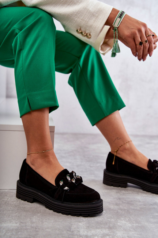 Schwarze Schuhe aus Wildleder von... Schwarze Schuhe aus Wildleder von...