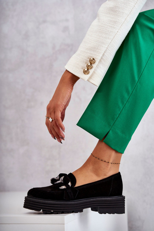 Schwarze Schuhe aus Wildleder von... Schwarze Schuhe aus Wildleder von...