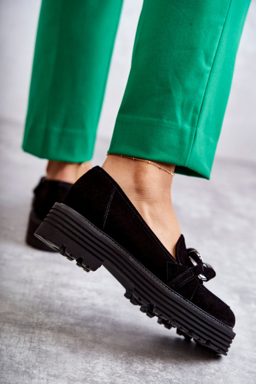 Schwarze Schuhe aus Wildleder von... Schwarze Schuhe aus Wildleder von...