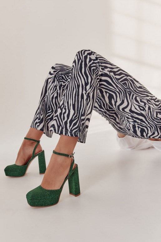 Glänzende Schuhe mit hohen Absätzen... Glänzende Schuhe mit hohen Absätzen...