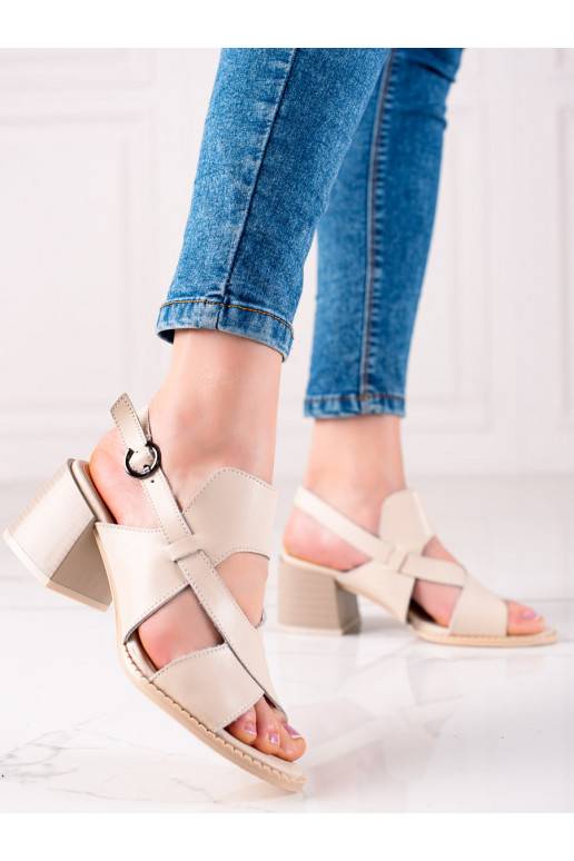 Beigefarbene Damensandalen mit Absatz...
