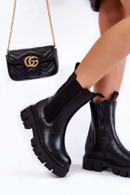 Klobige Stiefel mit Plateau in... Klobige Stiefel mit Plateau in...