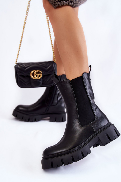 Klobige Stiefel mit Plateau in... Klobige Stiefel mit Plateau in...