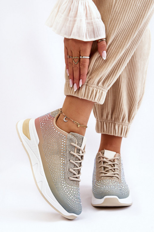 Glänzende Sneaker mit glitzernden Ösen in verschiedenen Farben