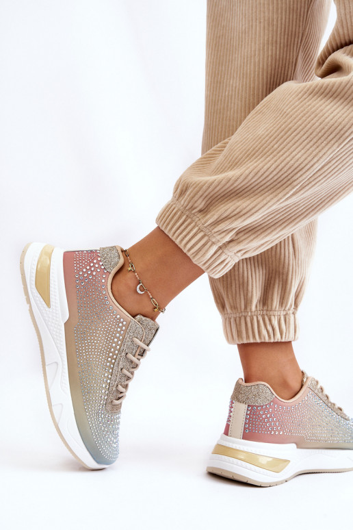 Glänzende Sneaker mit glitzernden Ösen in verschiedenen Farben