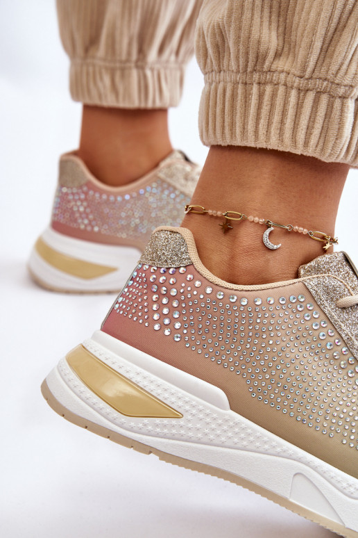 Glänzende Sneaker mit glitzernden Ösen in verschiedenen Farben