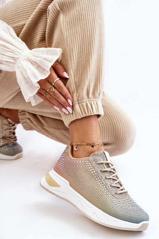 Glänzende Sneaker mit glitzernden Ösen in verschiedenen Farben