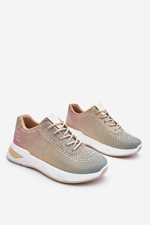 Glänzende Sneaker mit glitzernden Ösen in verschiedenen Farben