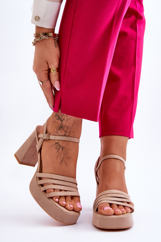 Wildleder-Sandalen mit hohem Absatz...