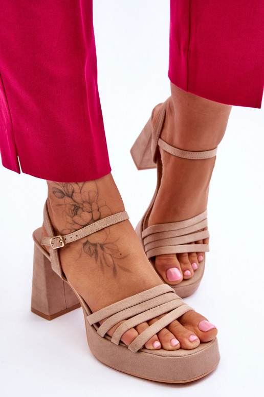 Wildleder-Sandalen mit hohem Absatz...