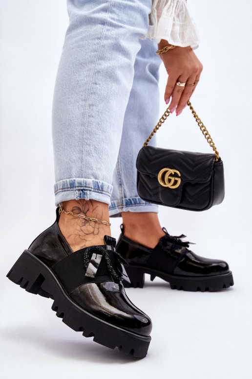 Schuhe in schwarzem Lackeffekt mit schönen Details von Keily