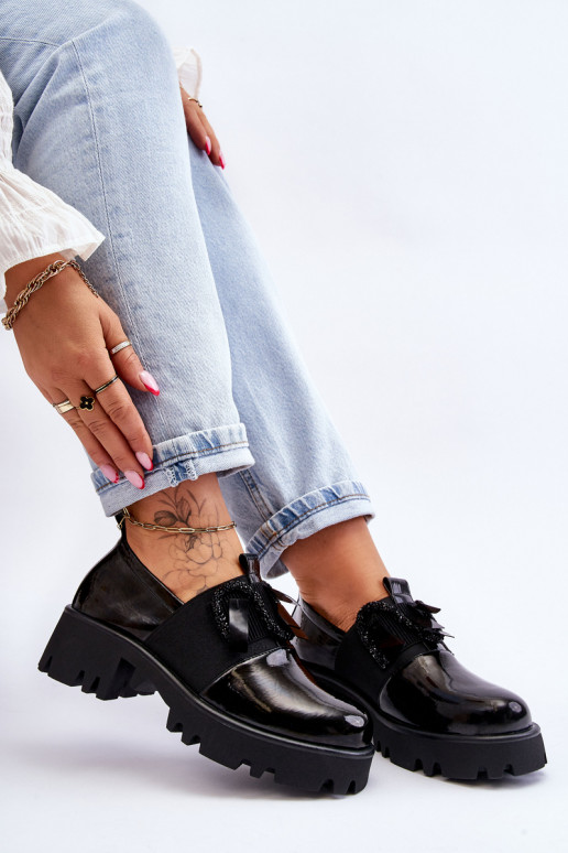 Schuhe in schwarzem Lackeffekt mit schönen Details von Keily