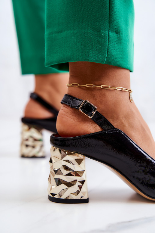 Schwarze Schuhe mit goldenen breiten... Schwarze Schuhe mit goldenen breiten...