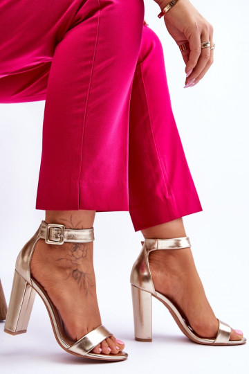 Goldfarbene Stöckelschuhe... 2