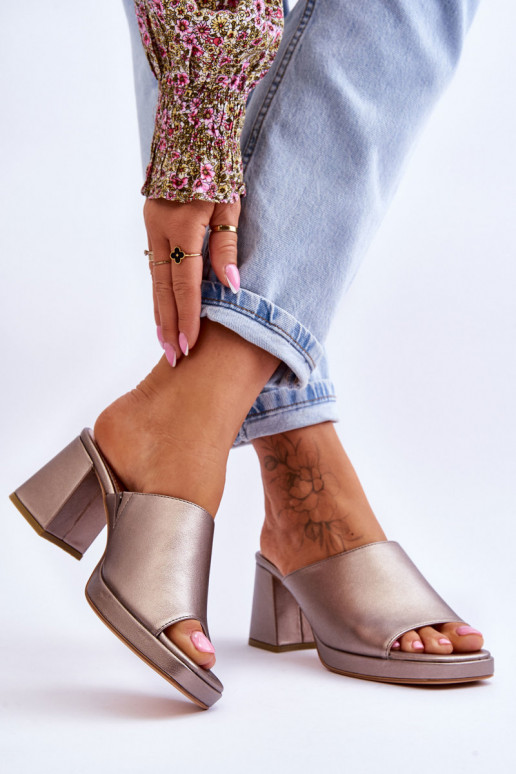 Modische Slipper mit Absatz von... Modische Slipper mit Absatz von...