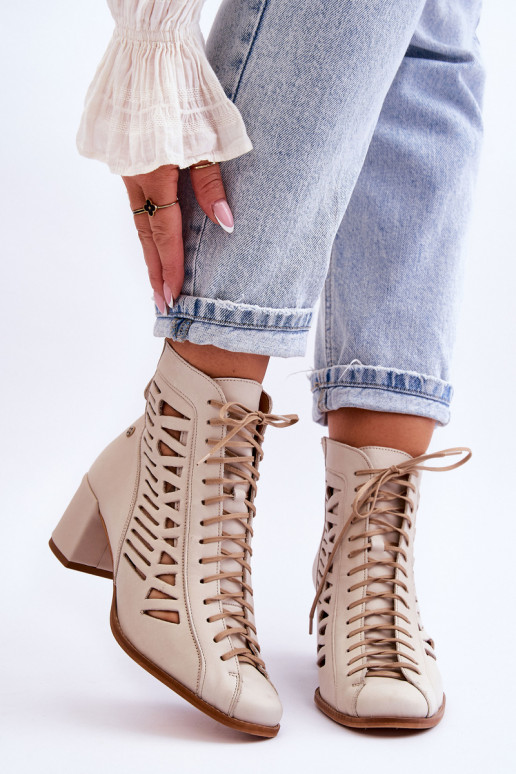 Durchbrochene Stiefeletten eines...