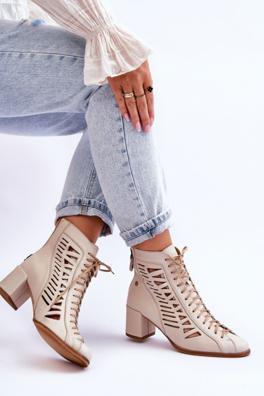 Durchbrochene Stiefeletten eines...