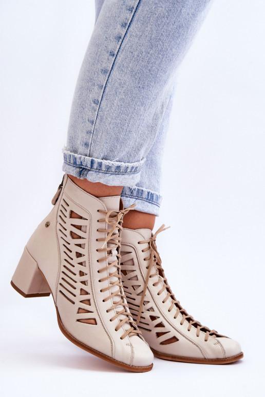 Durchbrochene Stiefeletten eines...