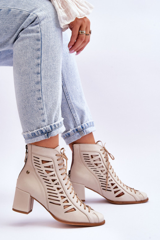 Durchbrochene Stiefeletten eines...