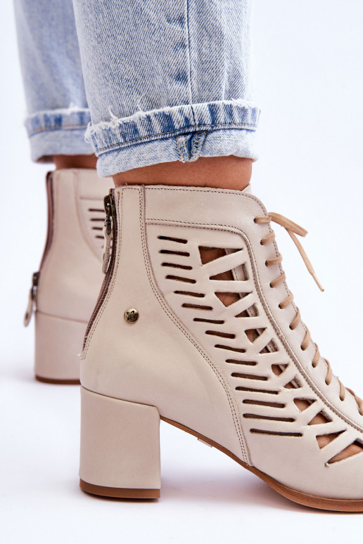 Durchbrochene Stiefeletten eines...