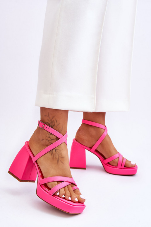 Modische Sandalen mit Absatz in rosa... Modische Sandalen mit Absatz in rosa...