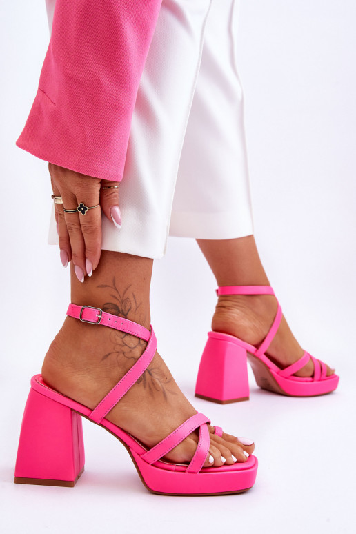Modische Sandalen mit Absatz in rosa... Modische Sandalen mit Absatz in rosa...