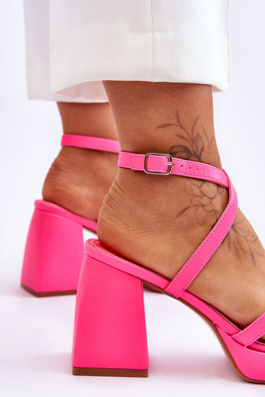Modische Sandalen mit Absatz in rosa... Modische Sandalen mit Absatz in rosa...