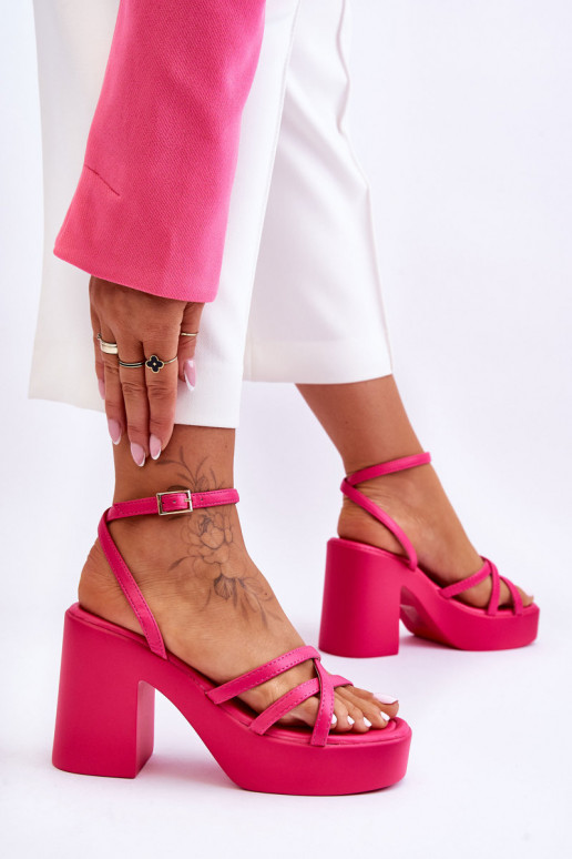 Stilvolle High-Heel-Sandalen mit... Stilvolle High-Heel-Sandalen mit...
