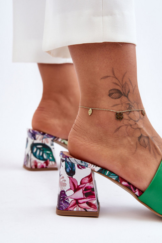 Grüne Lederpantoffeln. Schuhe mit Absatz Grüne Lederpantoffeln. Schuhe mit Absatz