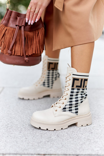 Beigefarbene Stiefel sind...