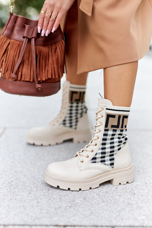 Beigefarbene Stiefel sind aus... Beigefarbene Stiefel sind aus...