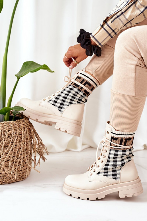Beigefarbene Stiefel sind aus... Beigefarbene Stiefel sind aus...