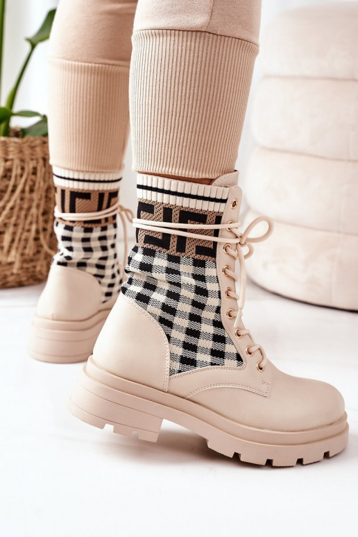 Beigefarbene Stiefel sind aus... Beigefarbene Stiefel sind aus...