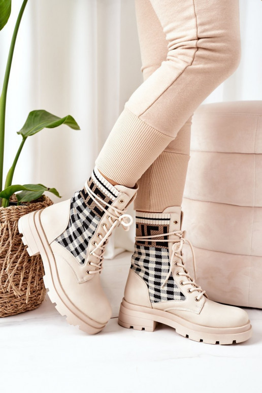Beigefarbene Stiefel sind aus... Beigefarbene Stiefel sind aus...