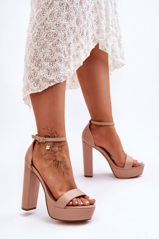 Hautfarbene Schuhe mit hohen Absätzen Hautfarbene Schuhe mit hohen Absätzen