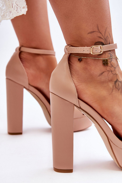 Hautfarbene Schuhe mit hohen Absätzen Hautfarbene Schuhe mit hohen Absätzen