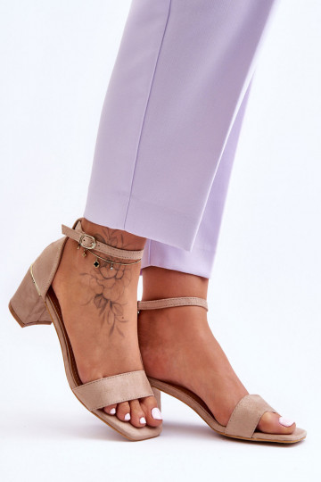 Beigefarbene Schuhe mit...