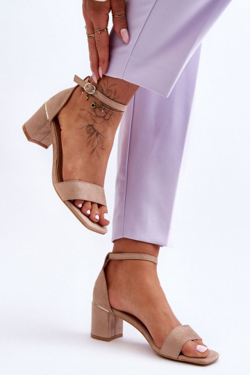 Beigefarbene Schuhe mit... 2