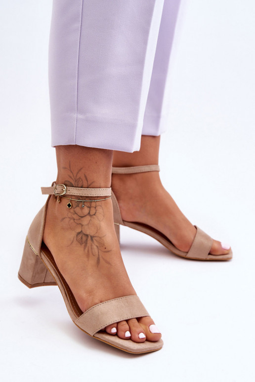Beigefarbene Schuhe mit niedrigem Absatz Beigefarbene Schuhe mit niedrigem Absatz