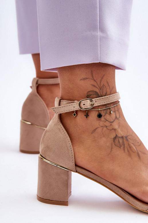 Beigefarbene Schuhe mit niedrigem Absatz Beigefarbene Schuhe mit niedrigem Absatz