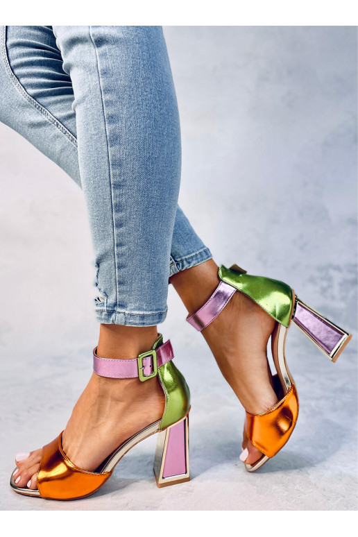 Farbige Schuhe mit hohen Absätzen...