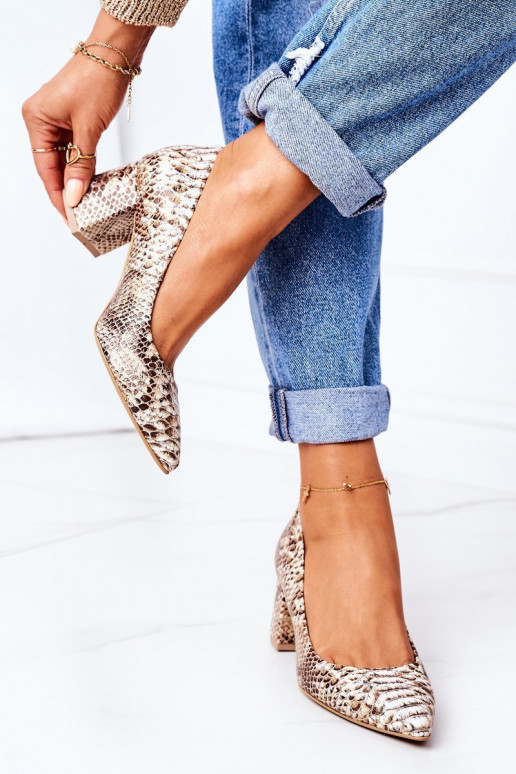 Schuhe in Goldfarbe mit Schlangenmuster