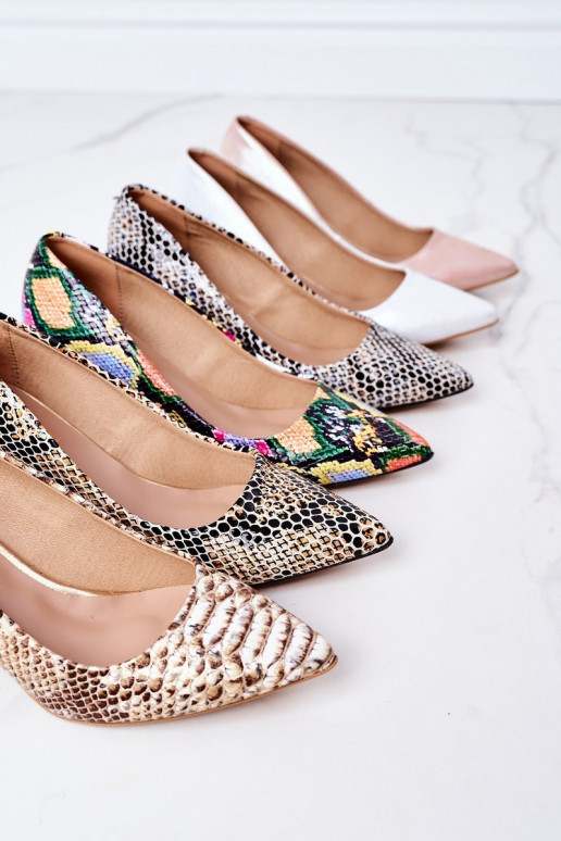 Schuhe in Goldfarbe mit Schlangenmuster