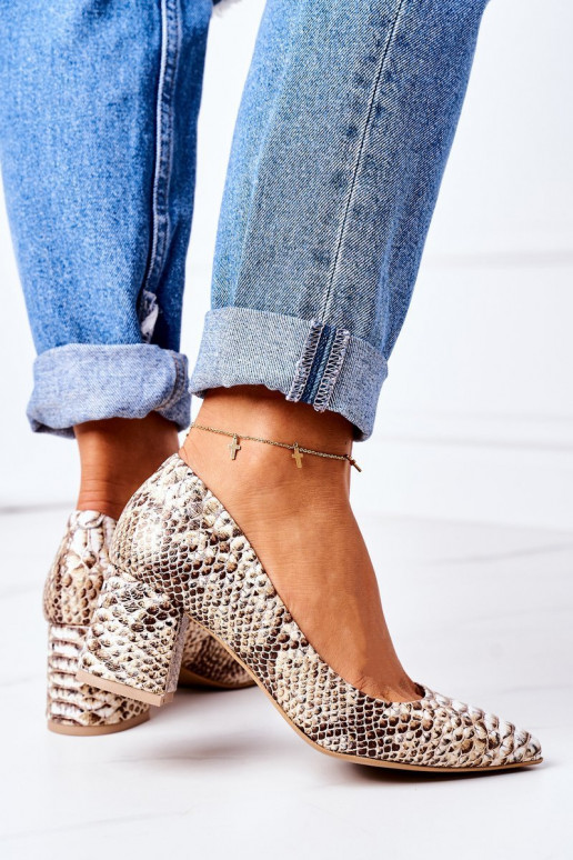 Schuhe in Goldfarbe mit Schlangenmuster