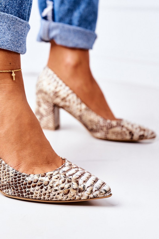 Schuhe in Goldfarbe mit Schlangenmuster